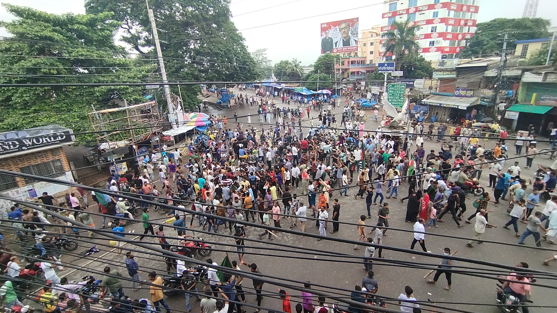 দুষ্কৃতিকারীদের প্রতিহত করতে লাঠি হাতে স্থানীয় জনতা
