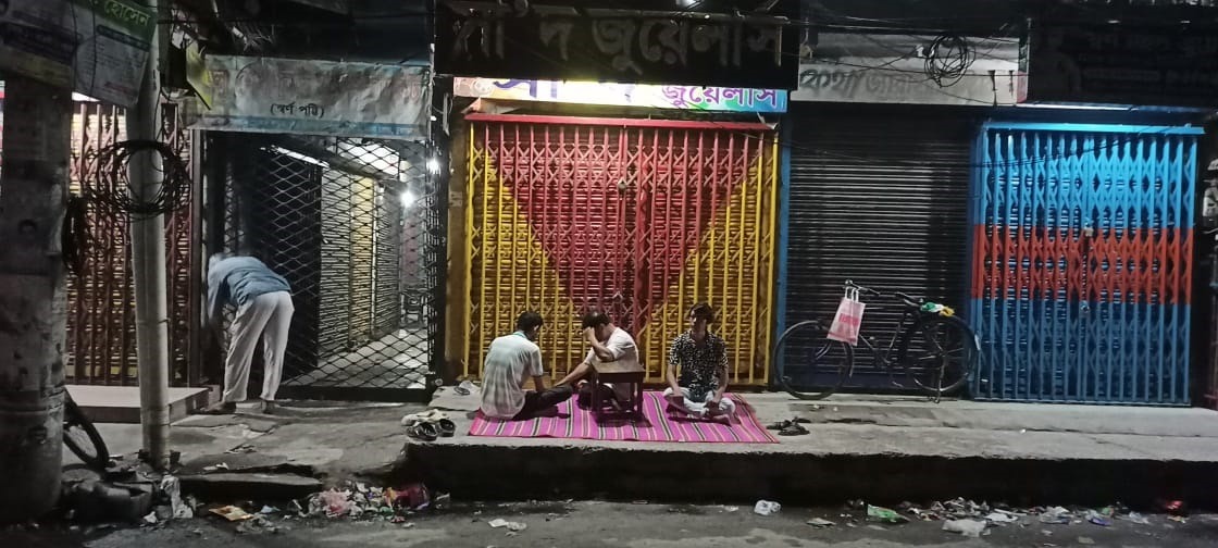 ব্যবসায়ীরা নিজেরাই পাহারা দিচ্ছেন ব্যবসাপ্রতিষ্ঠান