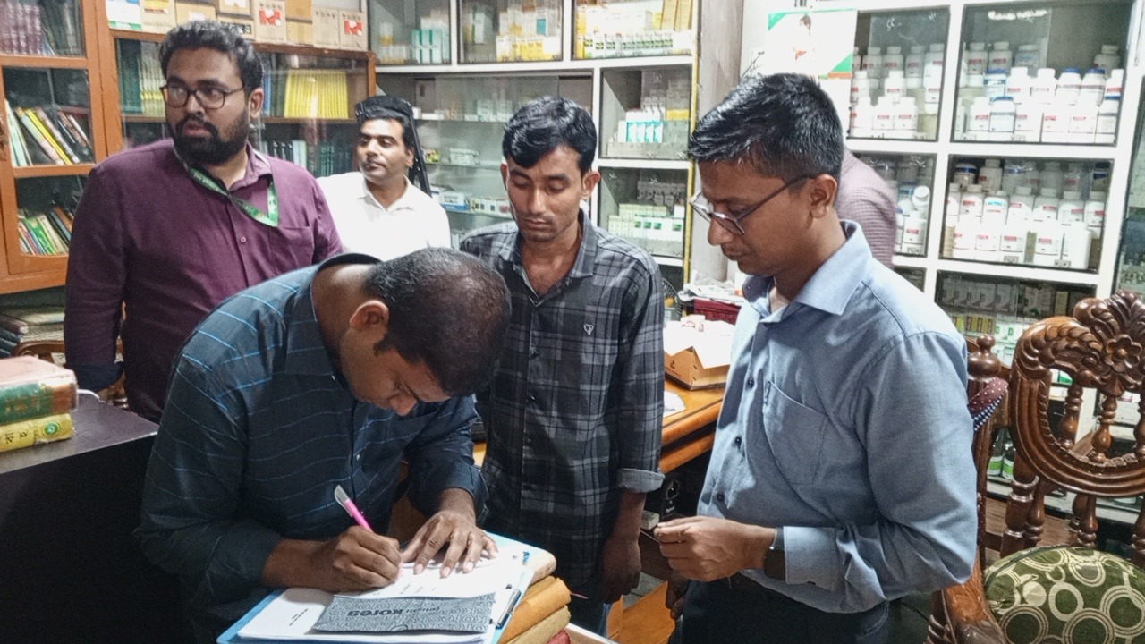 চুয়াডাঙ্গায় মেয়াদোত্তীর্ণ ও অধিক মূল্যে হোমিও ওষুধ বিক্রি