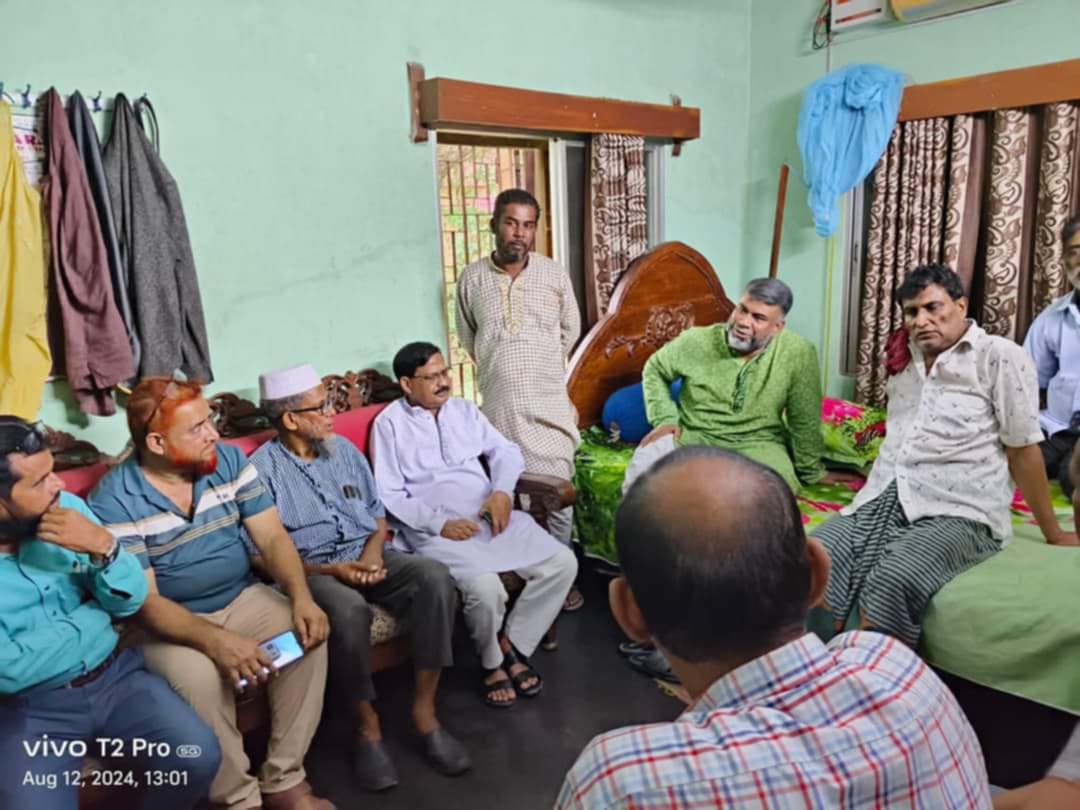 আলমডাঙ্গায় দুর্বৃত্তদের আঘাতে নিহত আজিজুলের পরিবারের পাশে বিএনপি নেতা শরীফ