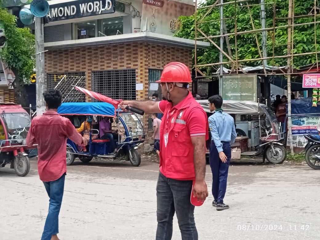 চুয়াডাঙ্গায় ট্রাফিকের দায়িত্বে যুব রেডক্রিসেন্ট সদস্যরা