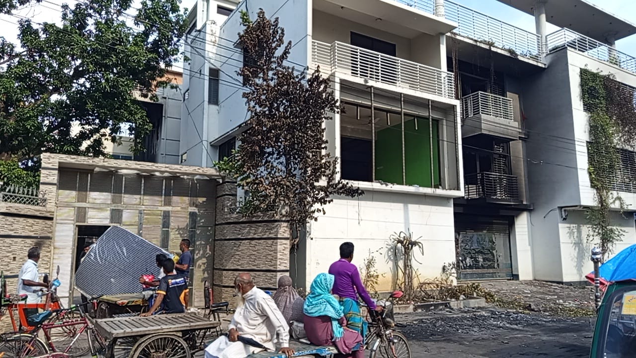 দুই ভাইয়ের বাড়ি ভেঙ্গে নিয়ে যাচ্ছে মানুষর, ছুড়ছেন ঢিল