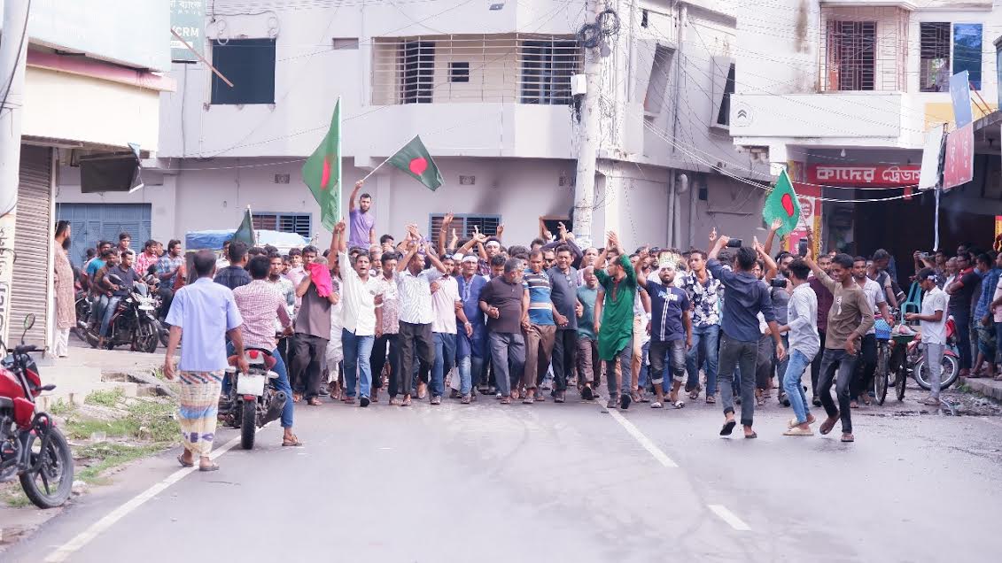 দর্শনায় মানুষের জান-মাল রক্ষায় মাঠে বিএনপি নেতা বুলেটসহ সাংবাদিকরা