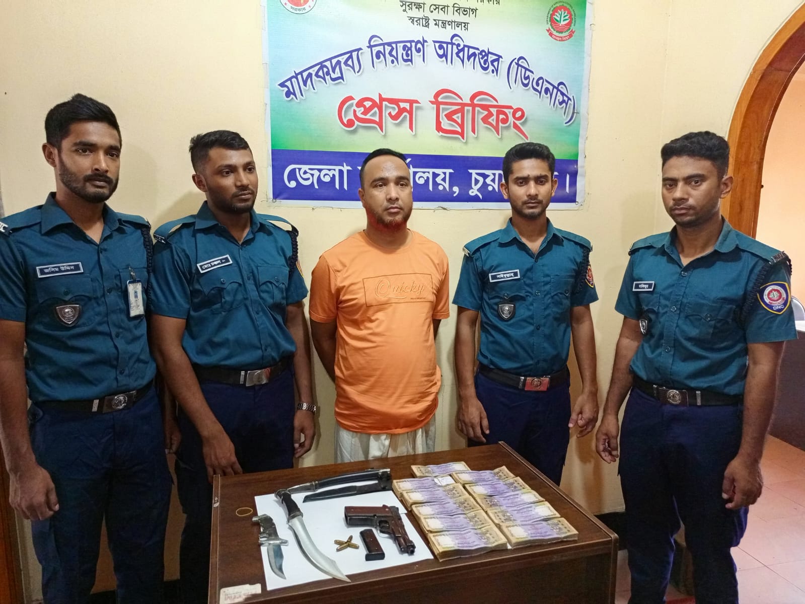 চুয়াডাঙ্গা শহরে মাদক বিরোধী অভিযানে গিয়ে মিলল অস্ত্র