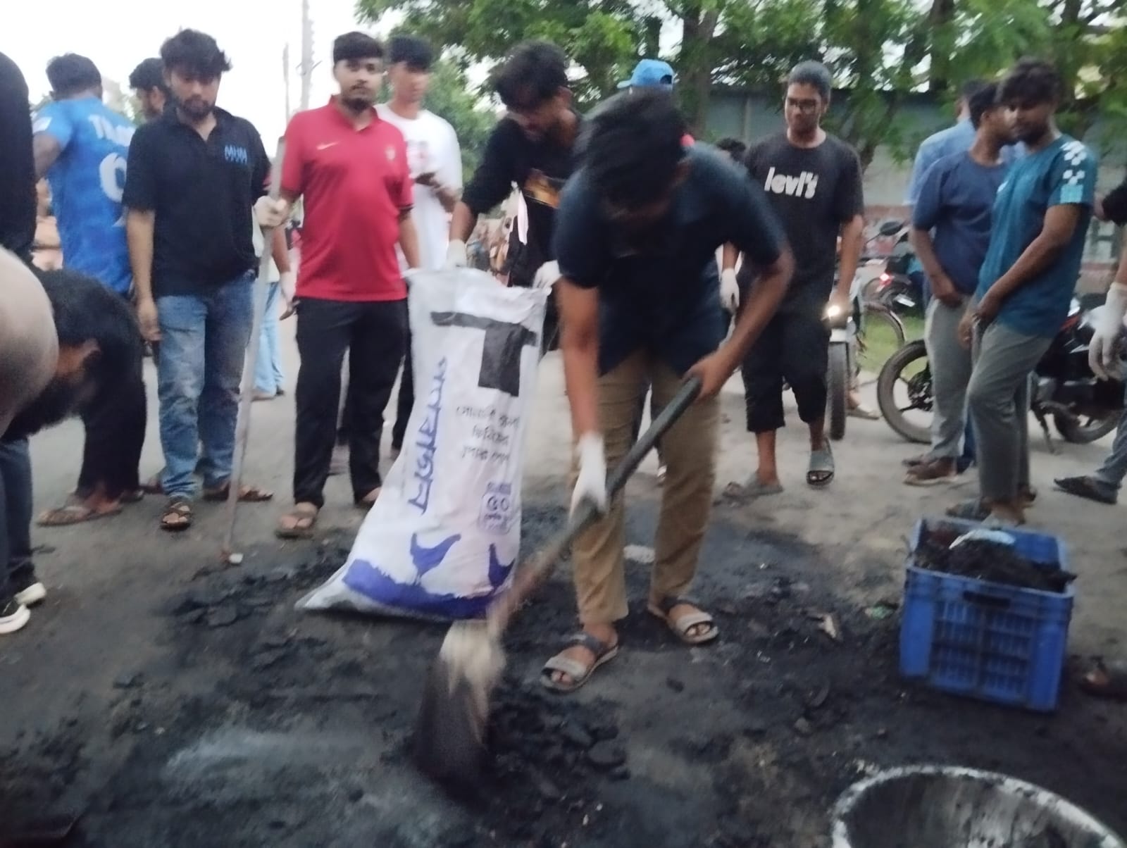 চুয়াডাঙ্গা শহরে আবর্জনা পরিষ্কার ও ট্রাফিক পুলিশের ভূমিকায় শিক্ষার্থীরা