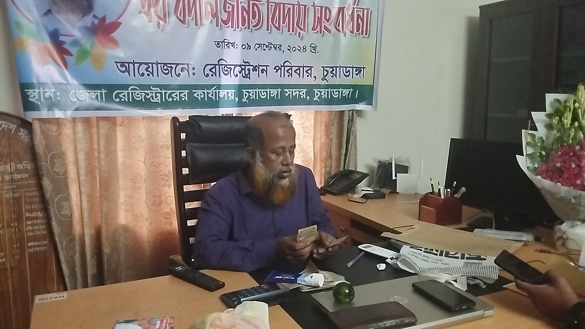 উৎকোচ গ্রহণের অভিযোগে জেলা রেজিস্ট্রার মোতালেব ও দামুড়হুদার সাব রেজিস্ট্রার জামানের বিরুদ্ধে মামলা