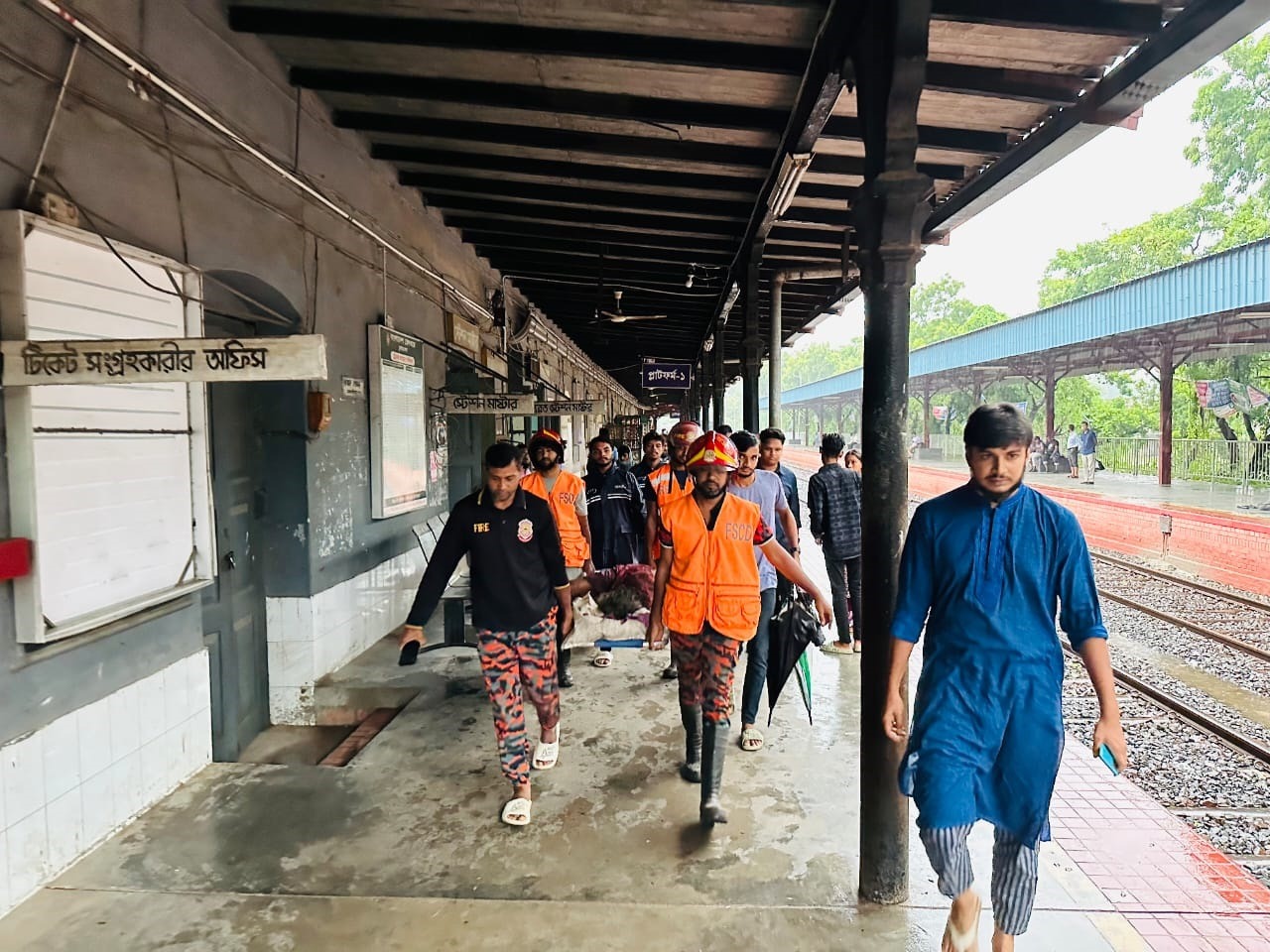 চুয়াডাঙ্গায় অসুস্থ মানসিক ভারসাম্যহীন নারীর সেবাই শিক্ষার্থীরা