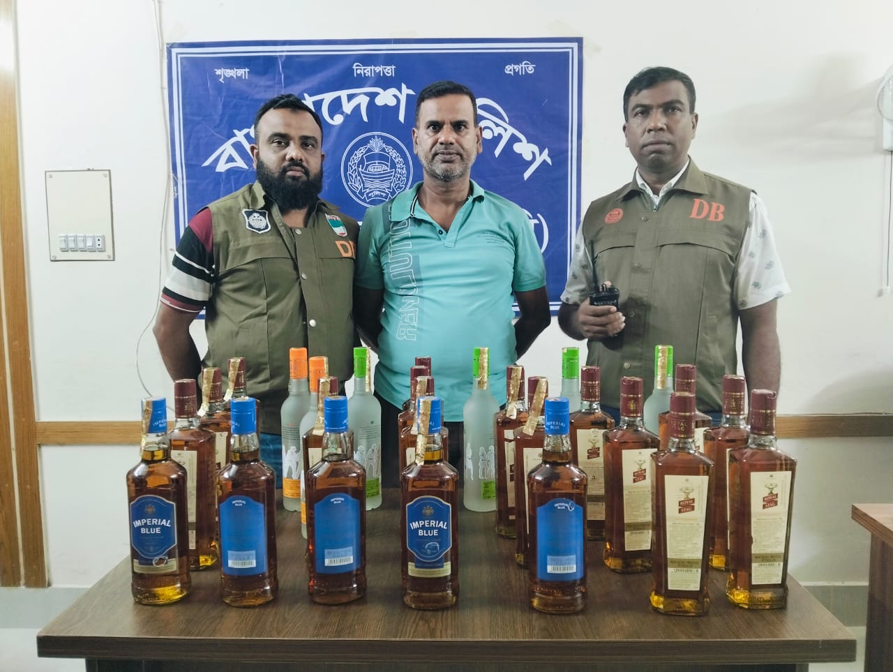 ২৬ বোতল মদসহ একজন গ্রেপ্তার