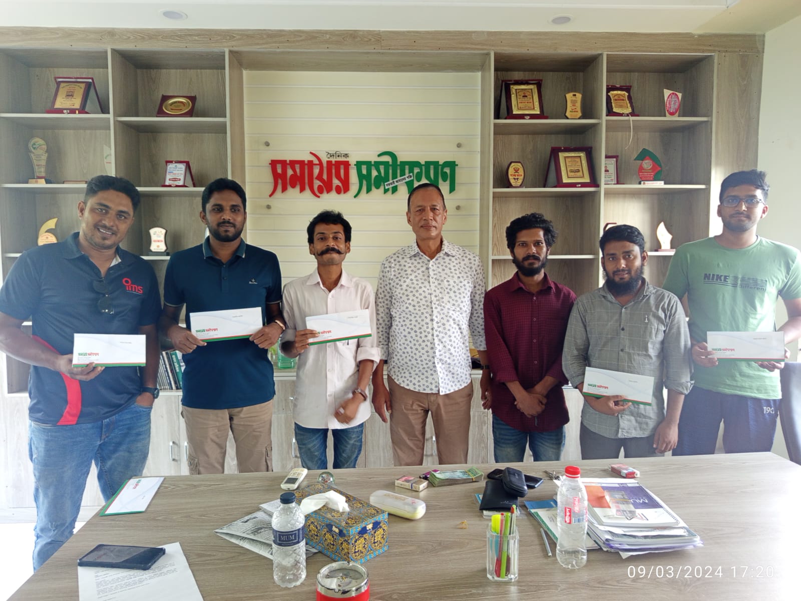 কাজের স্বীকৃতিস্বরুপ পুরষ্কার পেলেন সময়ের সমীকরণ-এর সংবাদকর্মীরা