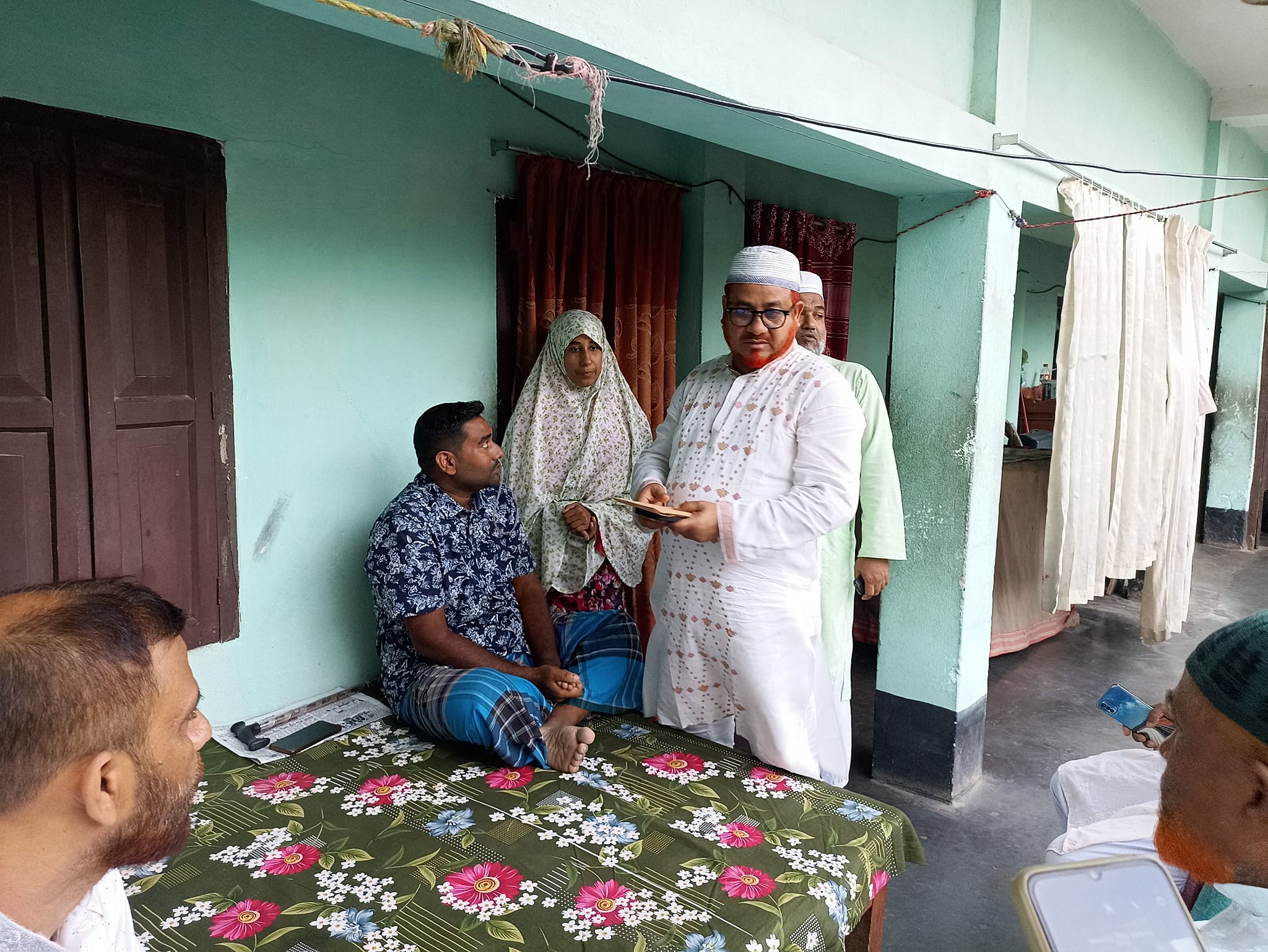 বৈষম্যবিরোধী ছাত্র আন্দোলনে পুলিশের গুলিতে আহত দামুড়হুদার মোফাইলের পাশে জেলা জামায়াত