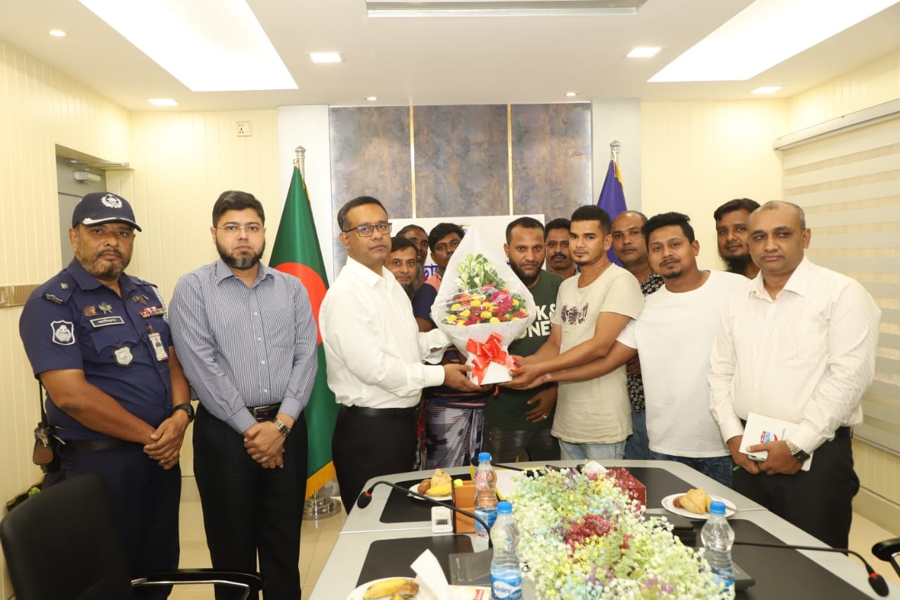 চুয়াডাঙ্গা বড় বাজারের যানজট নিরসনে ফল ব্যবসায়ীদের সঙ্গে পুলিশ সুপারের মতবিনিময়