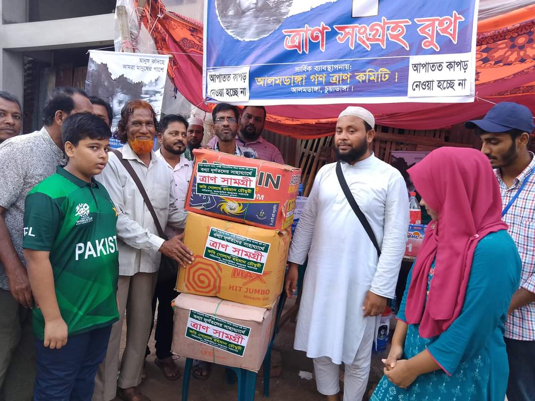 আলমডাঙ্গায় গণত্রাণ কমিটির কাছে শুকনা খাবার প্রদান