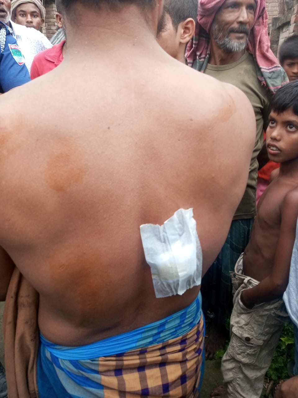 দামুড়হুদায় নদী ভ্রমণের ট্রলারে ইট নিক্ষেপ