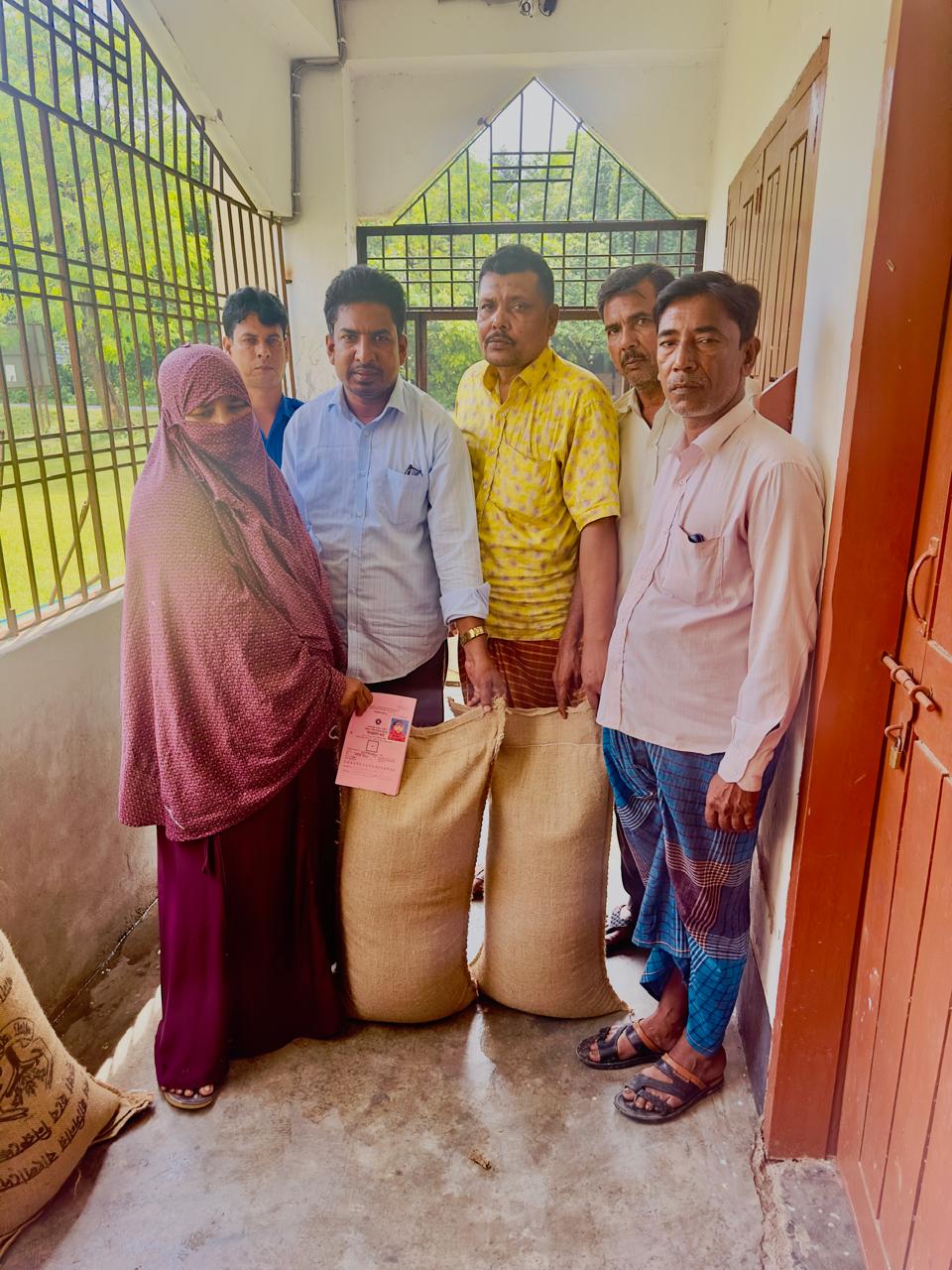 হরিণাকুণ্ডুর রঘুনাথপুর ইউনিয়নে ভিজিডির চাল বিতরণ