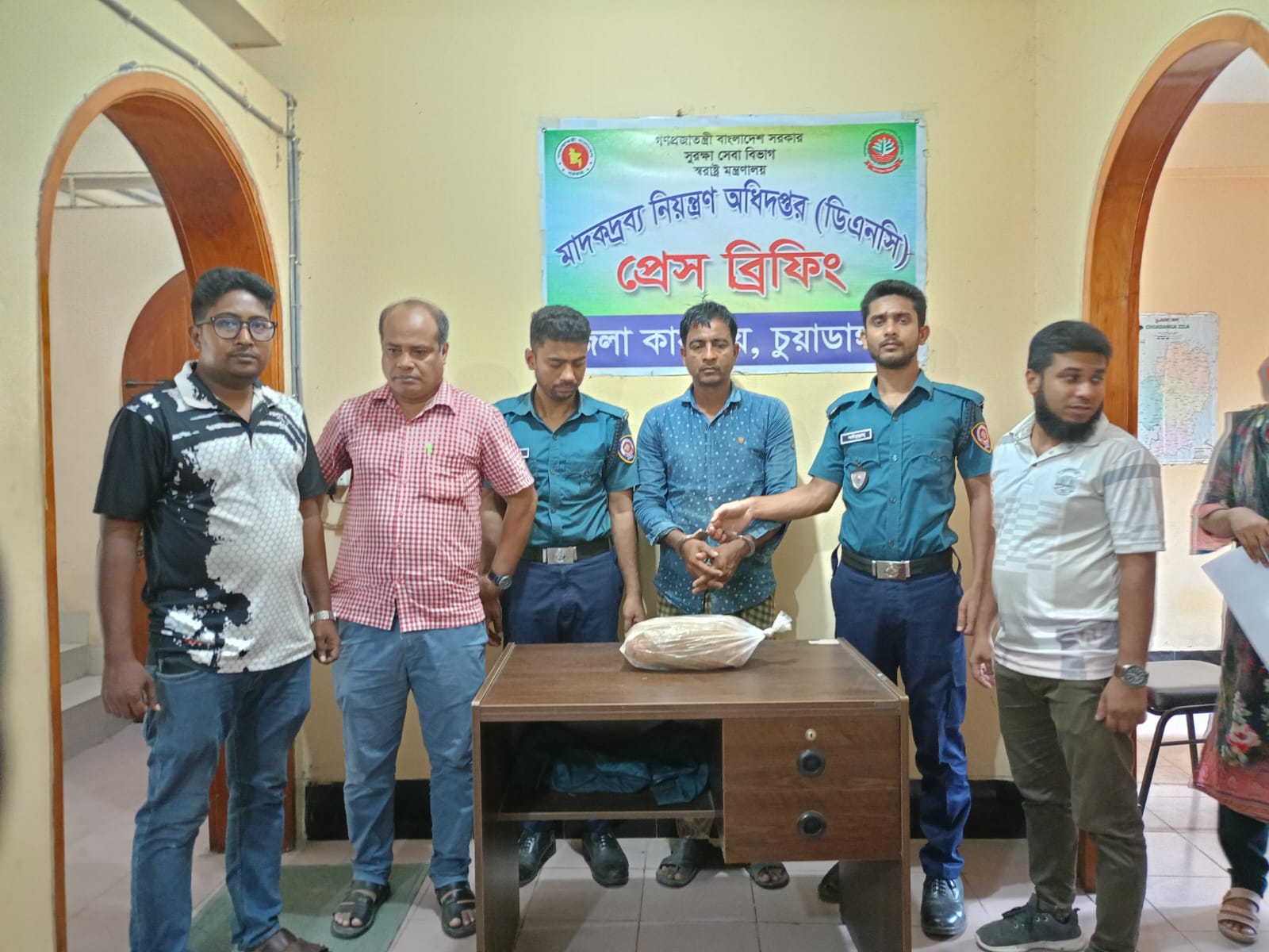 জীবননগরে এক কেজি গাঁজাসহ মাদক ব্যবসায়ী আটক