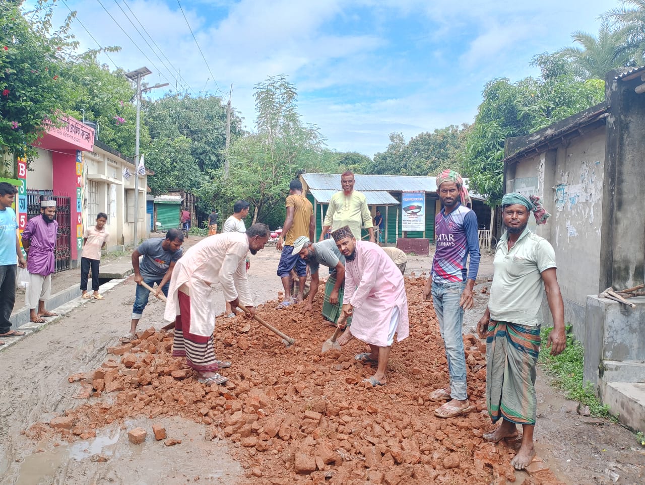 জীবননগরে স্বেচ্ছাশ্রমে রাস্তা সংস্কার করলেন জামায়াতের নেতা—কর্মীরা