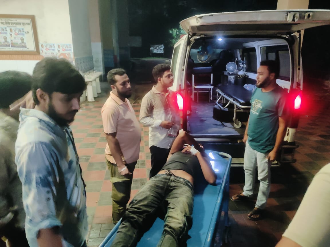 সাপে কামড়ের শিকার মুমূর্ষু সাপুড়ের পাশে বৈষম্যবিরোধী শিক্ষার্থীরা