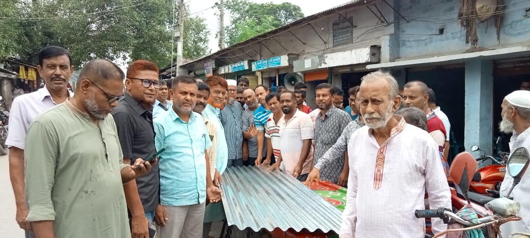 আলমডাঙ্গার ৪টি মন্দিরের উন্নয়নে বিএনপি নেতা শরীফের ঢেউটিন বিতরণ