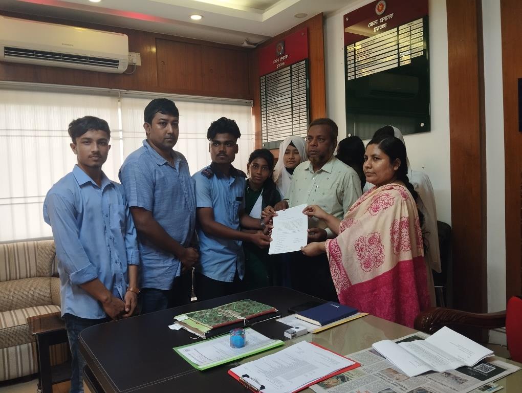 চুয়াডাঙ্গায় বার্ষিক পরীক্ষার সিলেবাস সংক্ষিপ্ত করার দাবিতে কিছু শিক্ষার্থীর মানববন্ধন