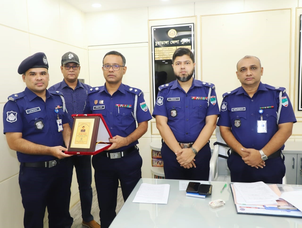 চুয়াডাঙ্গায় বদলির আদেশপ্রাপ্ত পুলিশ কর্মকর্তাদের সম্মাননা জানালেন এসপি
