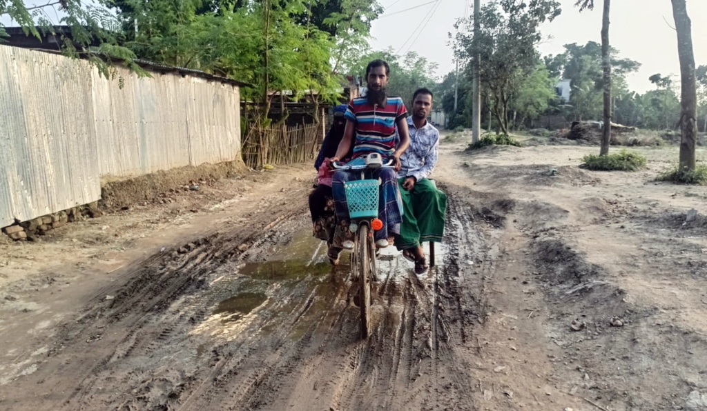 হিজলগাড়ী-কোটালী ও বলদিয়-ছোটশলুয়া সড়কের কাজ বন্ধ আড়াই মাস