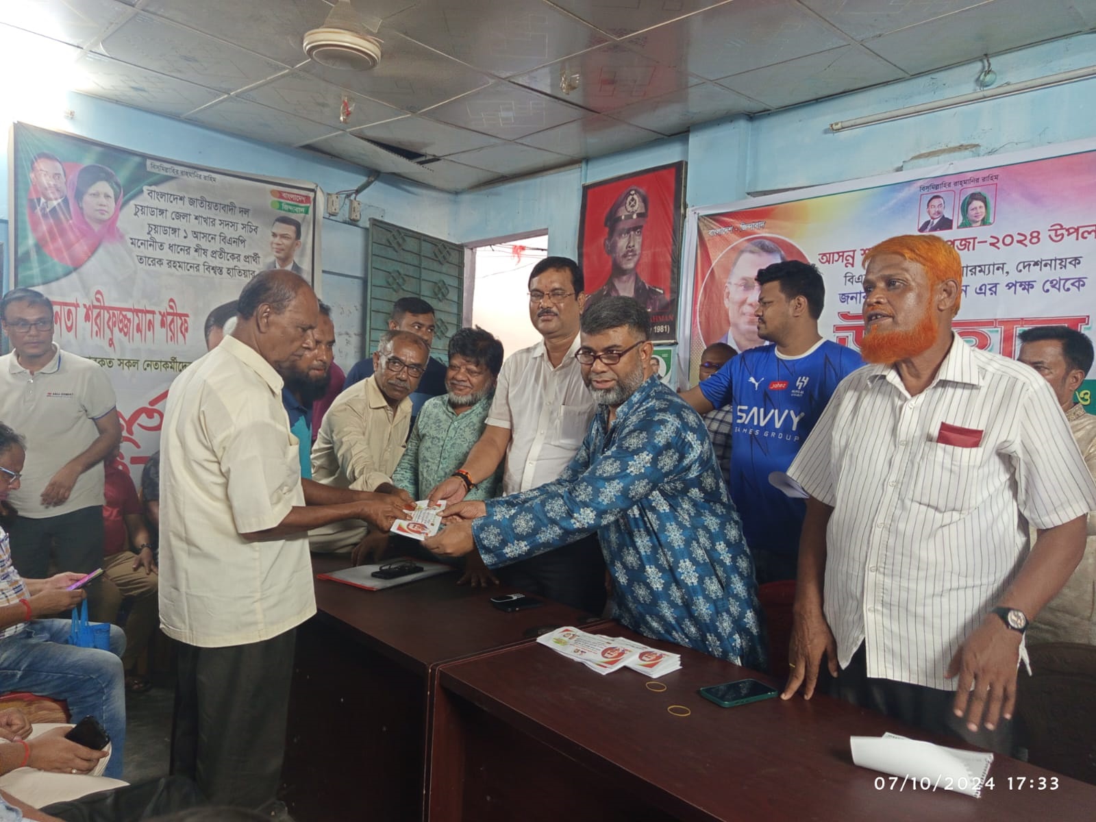 চুয়াডাঙ্গা সদরের সব মন্দিরে নগদ অর্থ বিতরণকালে বিএনপি নেতা শরীফ<br>