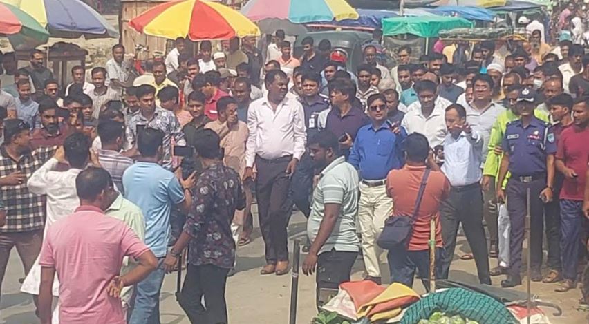 গাংনী বাসস্ট্যান্ডের যাত্রী ছাউনি ও দোকান উচ্ছেদের বিরুদ্ধে আন্দোলন