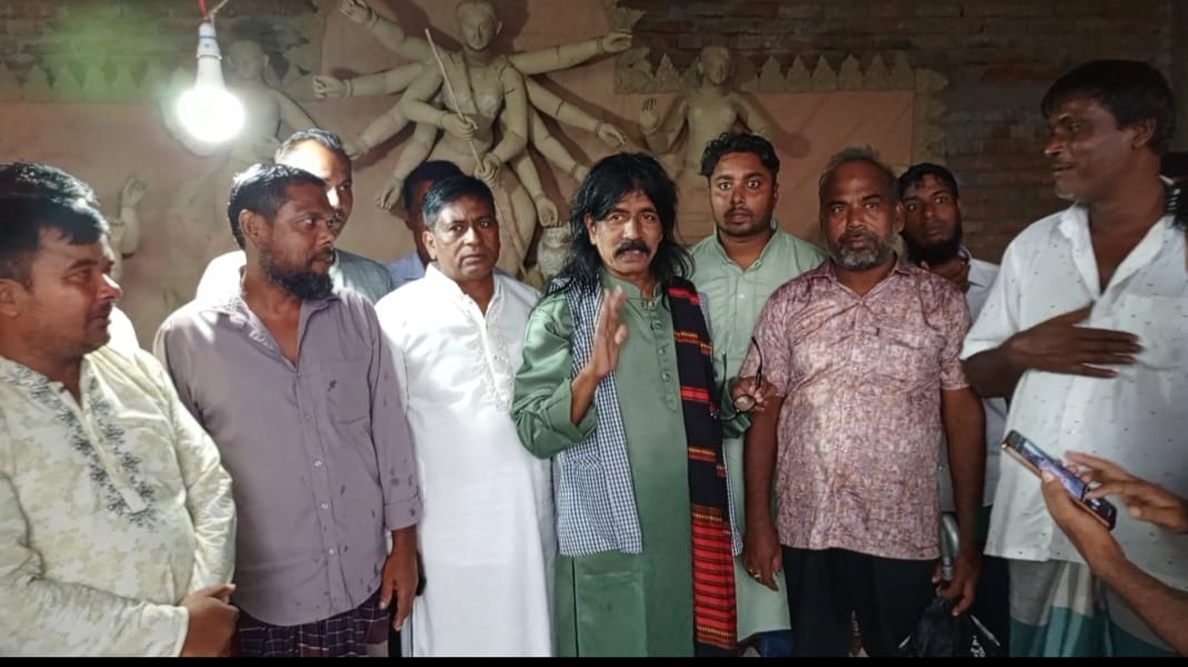 মেহেরপুরের পূজামণ্ডপ পরিদর্শনকালে বিএনপির সভাপতি মাসুদ অরুণ