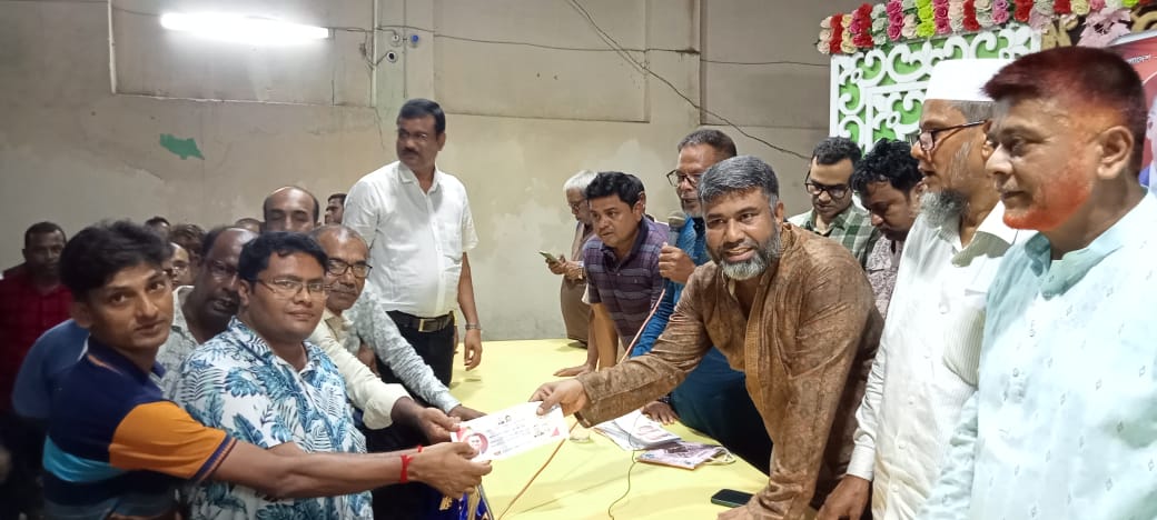 আলমডাঙ্গায় বিভিন্ন মন্দিরে নগদ অর্থ বিতরণকালে বিএনপি নেতা শরীফ<br>