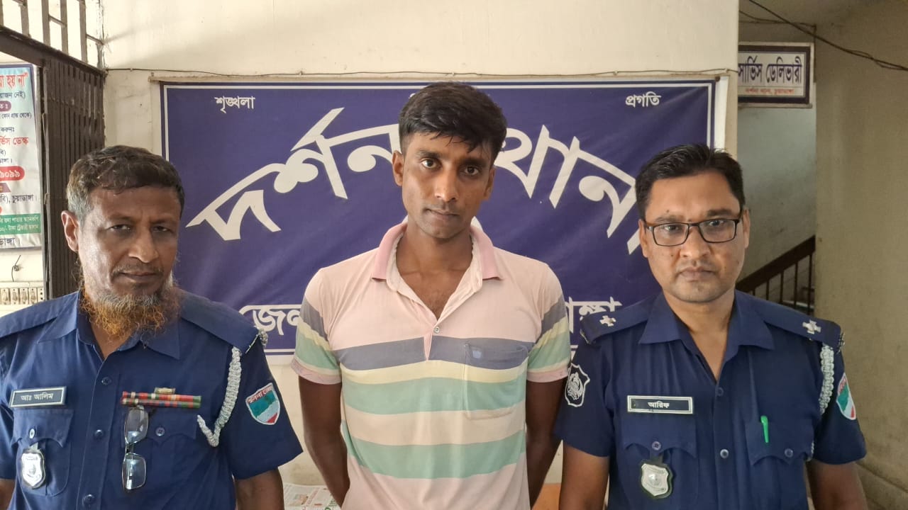 দর্শনায় এনজিও অফিসে বোমা রেখে ছিনতাই চেষ্টার ঘটনায় সন্দেহভাজন যুবক গ্রেপ্তার