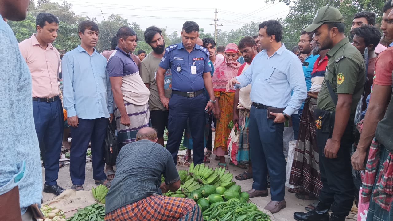 মুজিবনগরে কাঁচাবাজার মনিটরিং করলেন ইউএনও