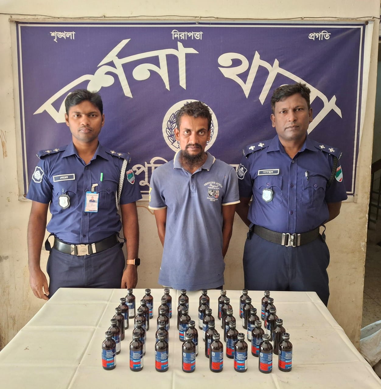 দর্শনায় ৪০ বোতল ফেনসিডিলসহ যুবক গ্রেপ্তার