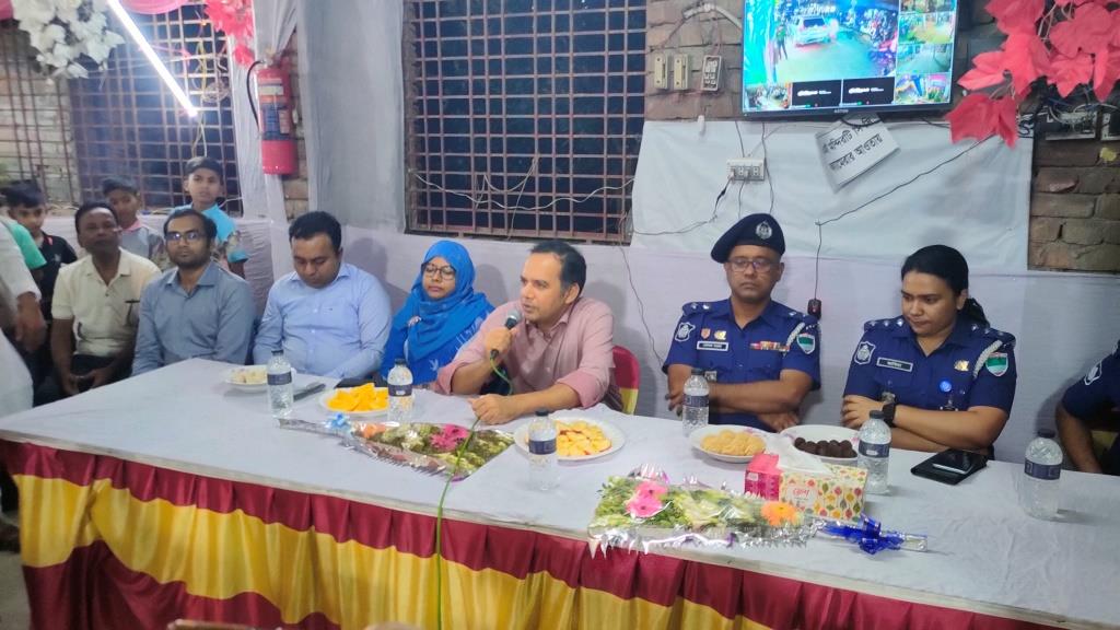 দামুড়হুদার বিভিন্ন পূজামণ্ডপ পরিদর্শন করলেন চুয়াডাঙ্গার ডিসি ও এসপি