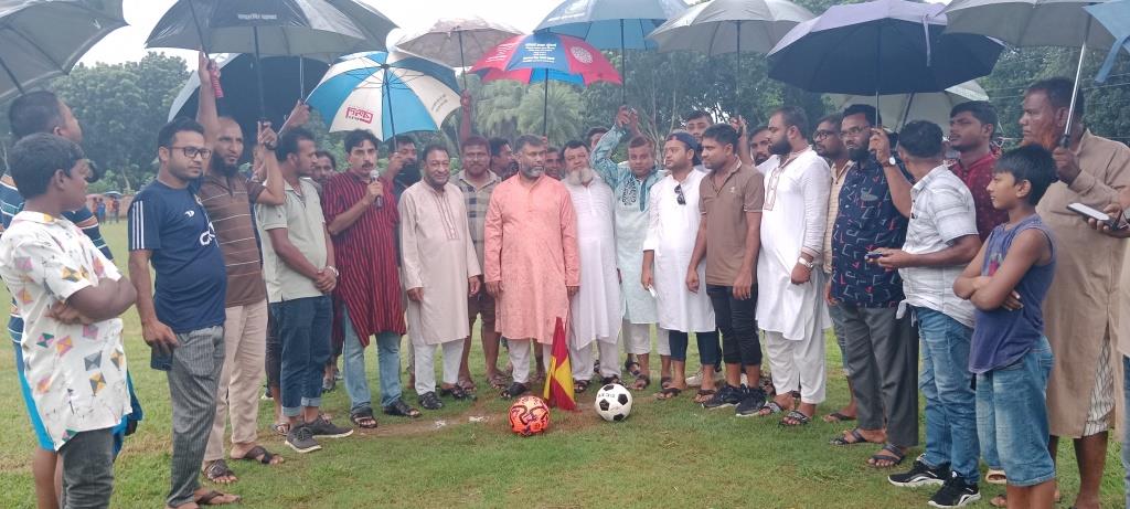 দর্শনায় ফুটবল টুর্নামেন্টের উদ্বোধনকালে বিএনপি নেতা শরীফ