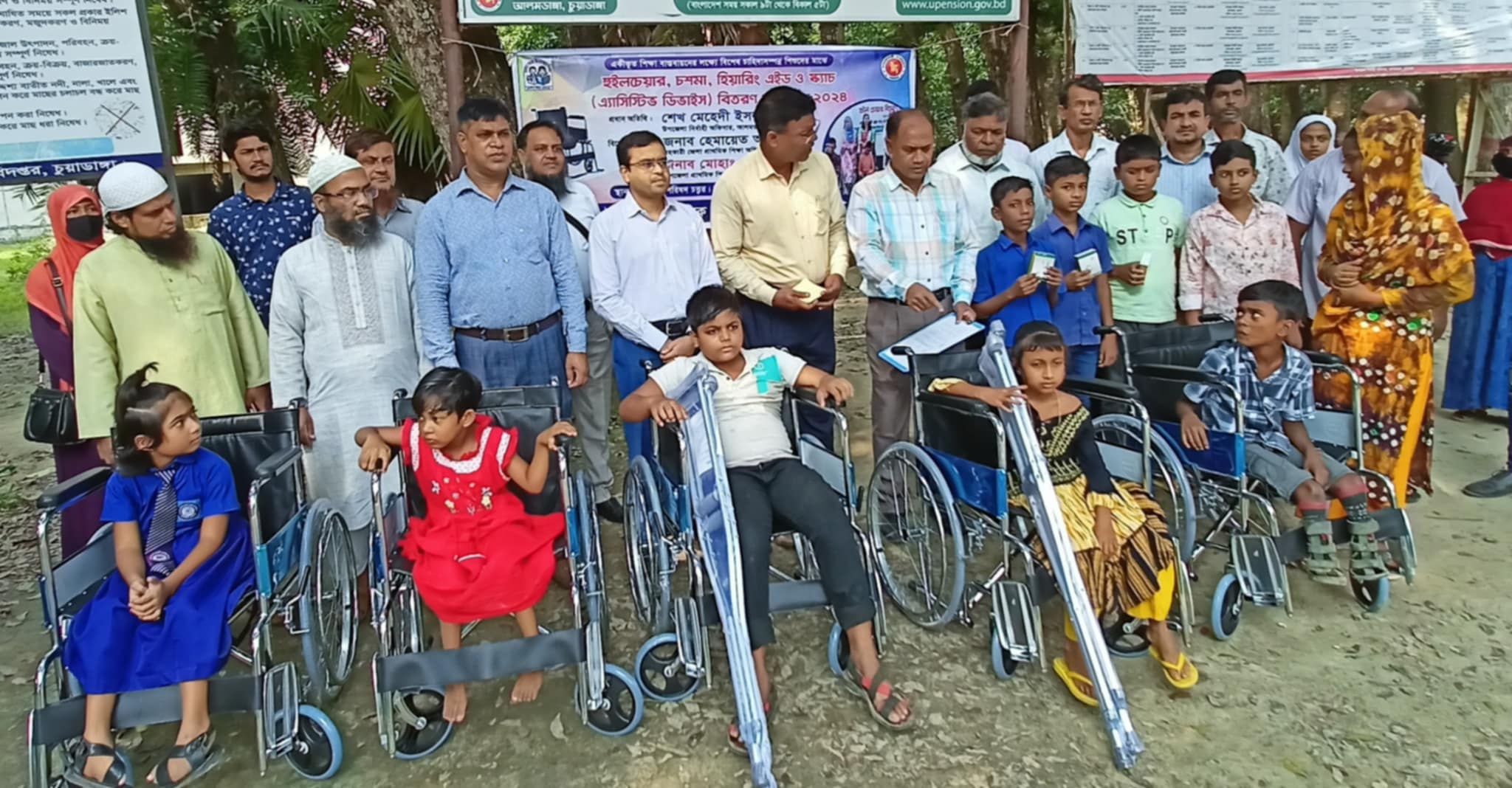 আলমডাঙ্গায় বিশেষ চাহিদাসম্পন্ন শিশুদের মাঝে হুইলচেয়ার, চশমা ও স্ক্যাচ বিতরণ