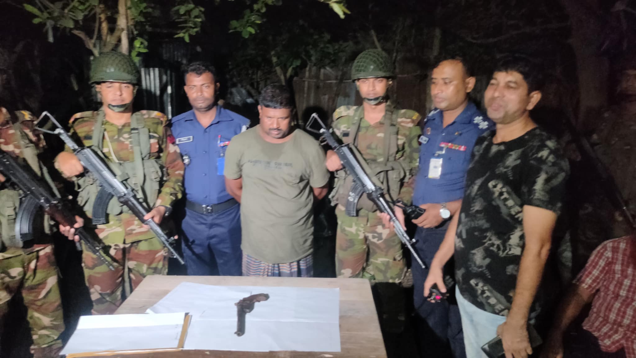 মুজিবনগরে অস্ত্রসহ সাবেক ইউপি সদস্য গ্রেপ্তার