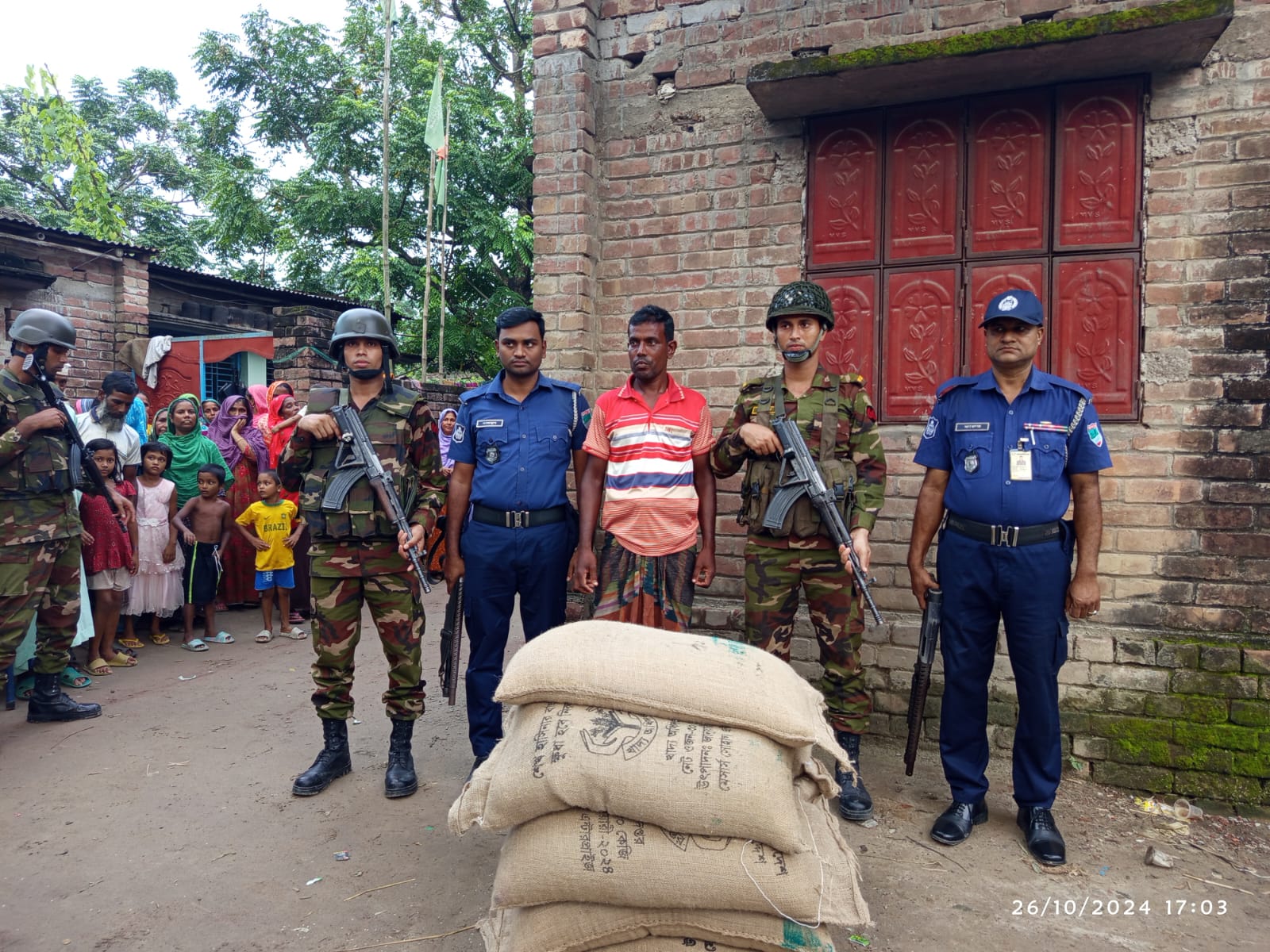 চুয়াডাঙ্গায় যৌথবাহিনীর অভিযানে সরকারি চাল উদ্ধার, আটক ৩