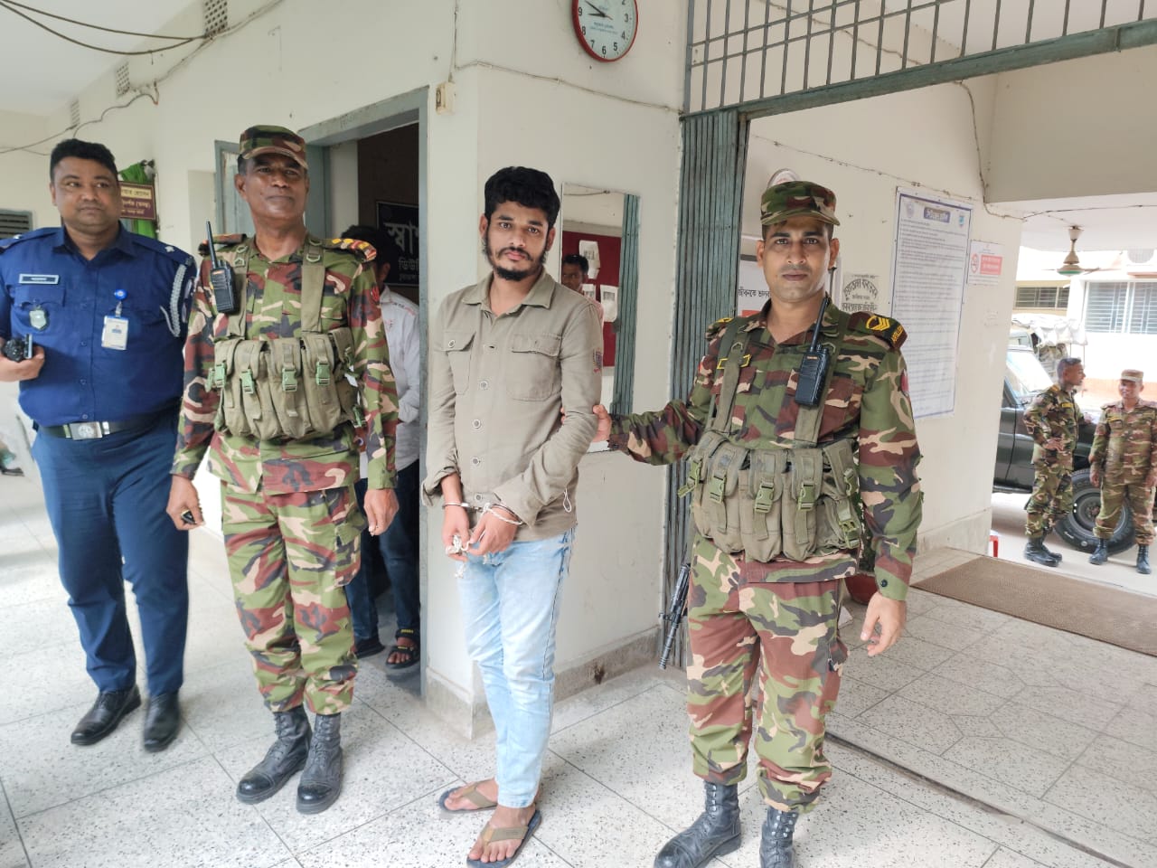 সেনাবাহিনীর অভিযানে গ্যাং লিডার আকাশ গ্রেপ্তার