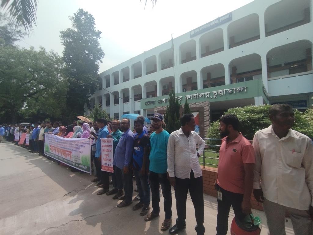 চুয়াডাঙ্গা, মেহেরপুর ও ঝিনাইদহে পল্লী বিদ্যুৎ কর্মকর্তা-কর্মচারীদের মানববন্ধন