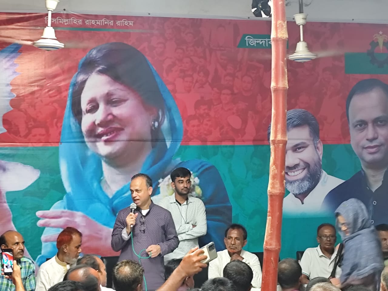 জীবননগরে নেতা-কর্মীদের সাথে মতবিনিময়কালে বিএনপির আহ্বায়ক বাবু খান<br>