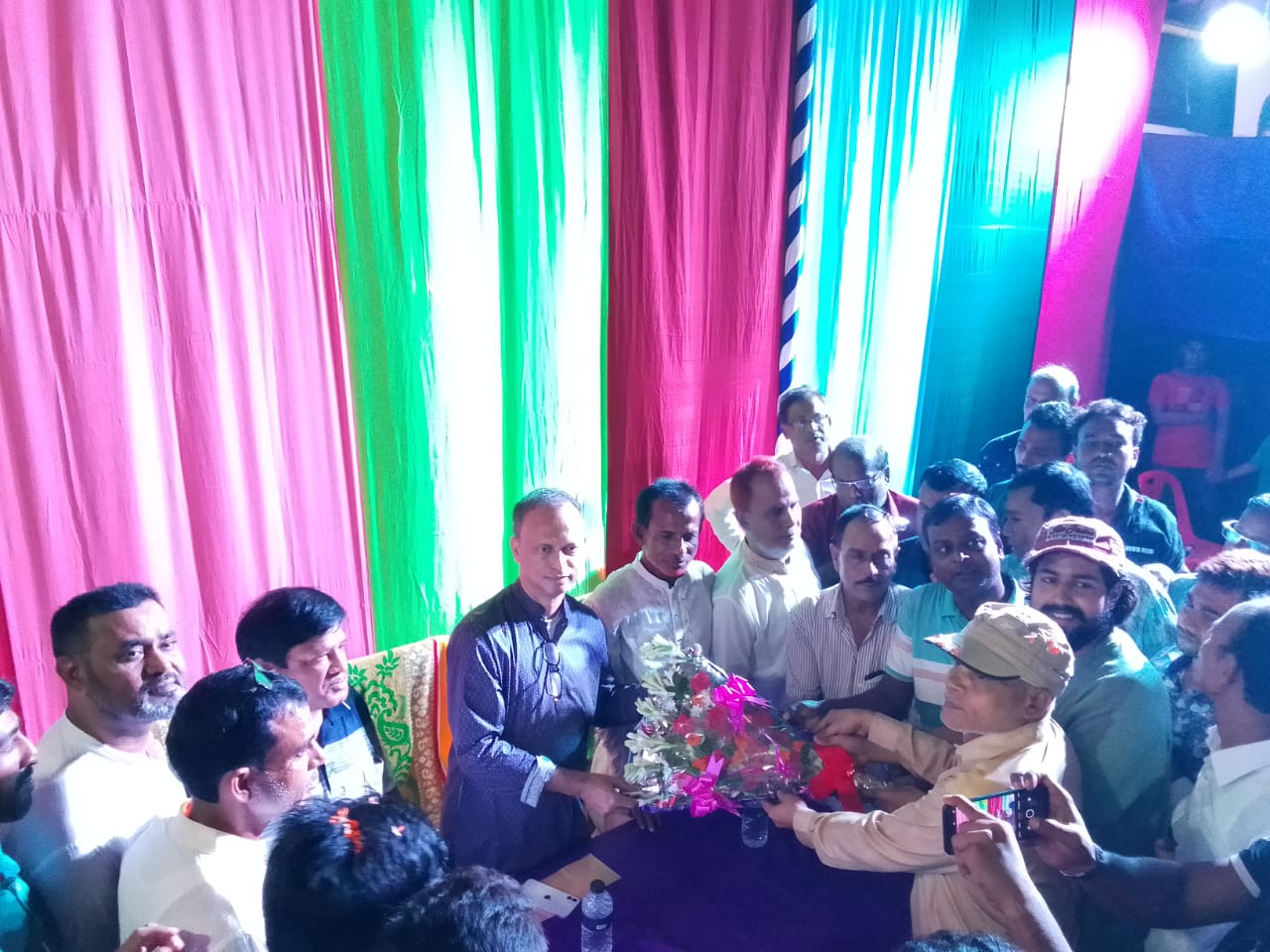 জীবননগরে মন্দিরের নেতৃবৃন্দের সাথে মতবিনিময়কালে বিএনপি নেতা বাবু খান<br>