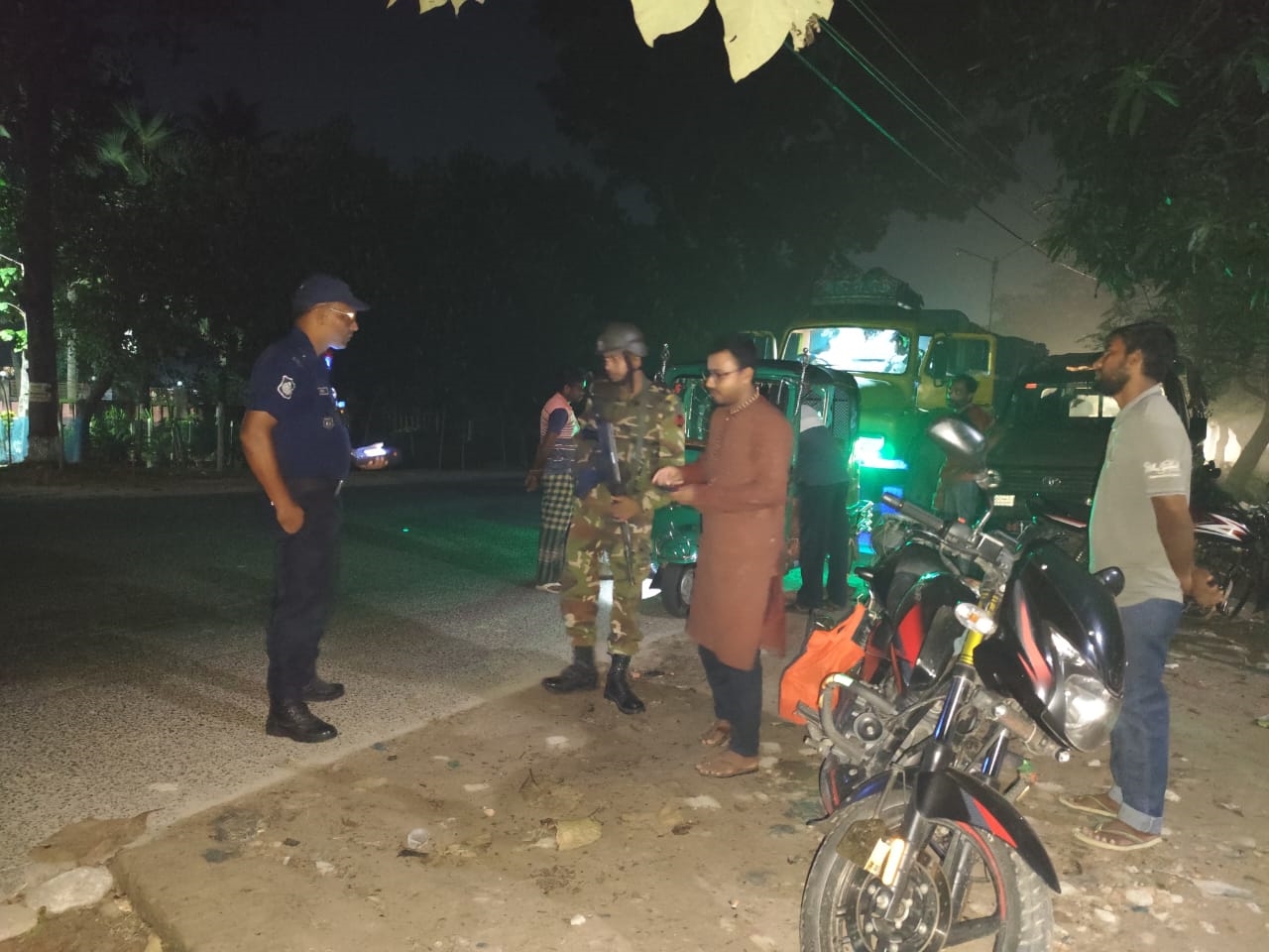 চুয়াডাঙ্গায় সড়কে যৌথ বাহিনীর অভিযানে বিভিন্ন যানবাহনে তল্লাশি