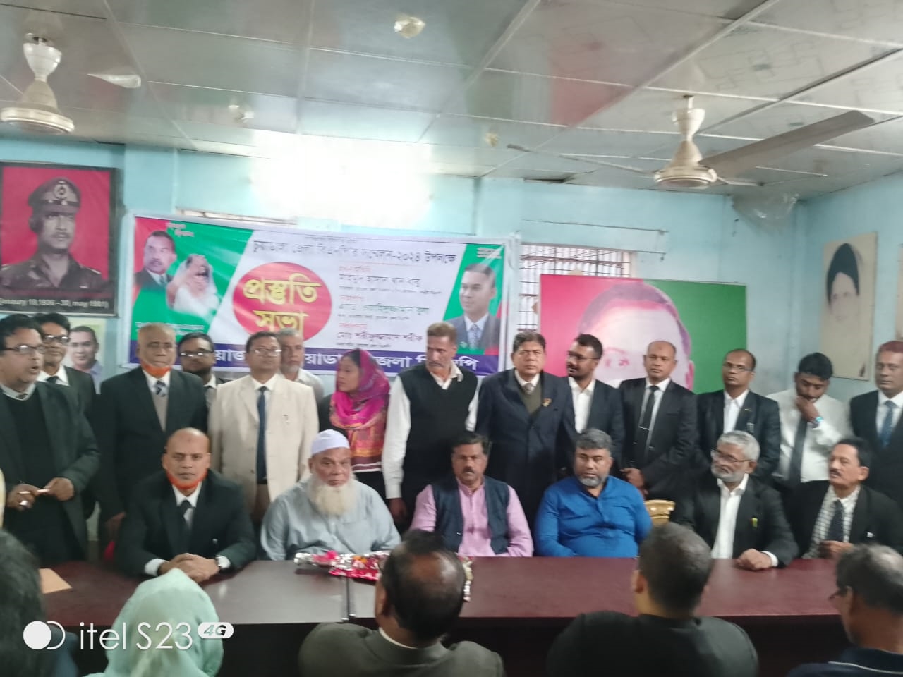 চুয়াডাঙ্গা জেলা বিএনপির সম্পাদক শরীফুজ্জামানের বাসভবন ও রাজনৈতিক কার্যালয় লোকারণ্য