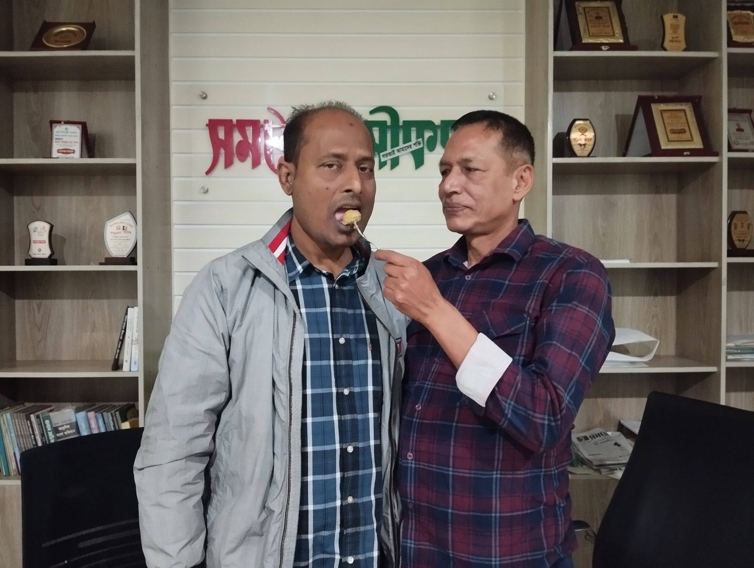 সময়ের সমীকরণ পরিবারকে মিষ্টিমুখ করালেন মির্জা ফরিদুল ইসলাম শিপলু
