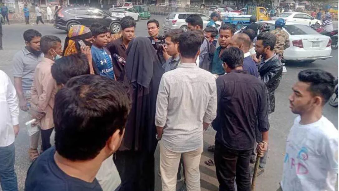 বিনা সুদে ঋণের প্রলোভনে রাজধানীর শাহবাগে জনসমাগমের চেষ্টা