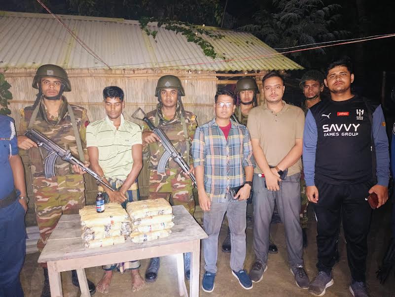 দর্শনায় সেনাবাহিনী ও এনএসআইয়ের যৌথ অভিযানে ৯৬ বোতল ফেনসিডিলসহ যুবক আটক