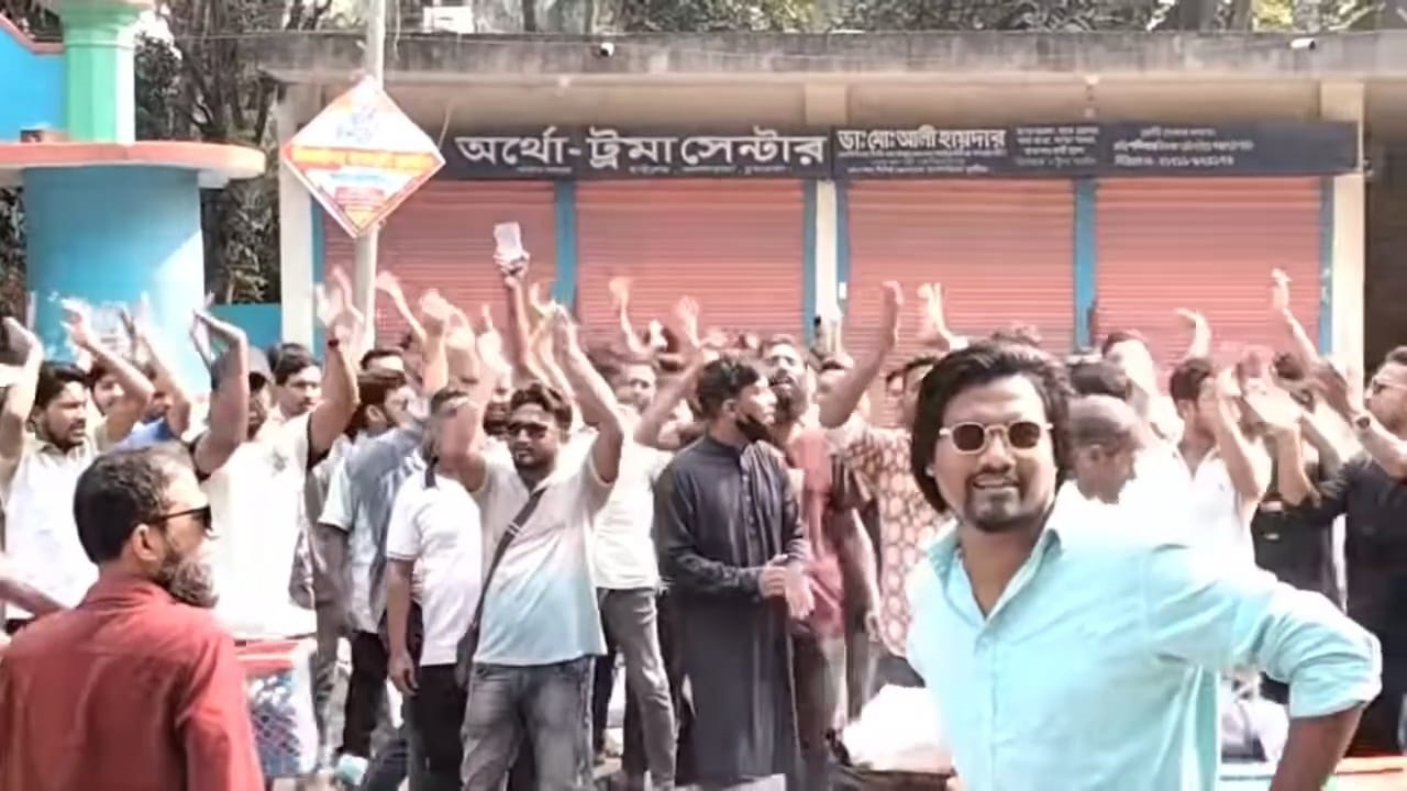 প্রেসক্লাবের সম্পাদক হামিদুল আজমের বাড়িতে হামলা; প্রতিবাদের ঝড়