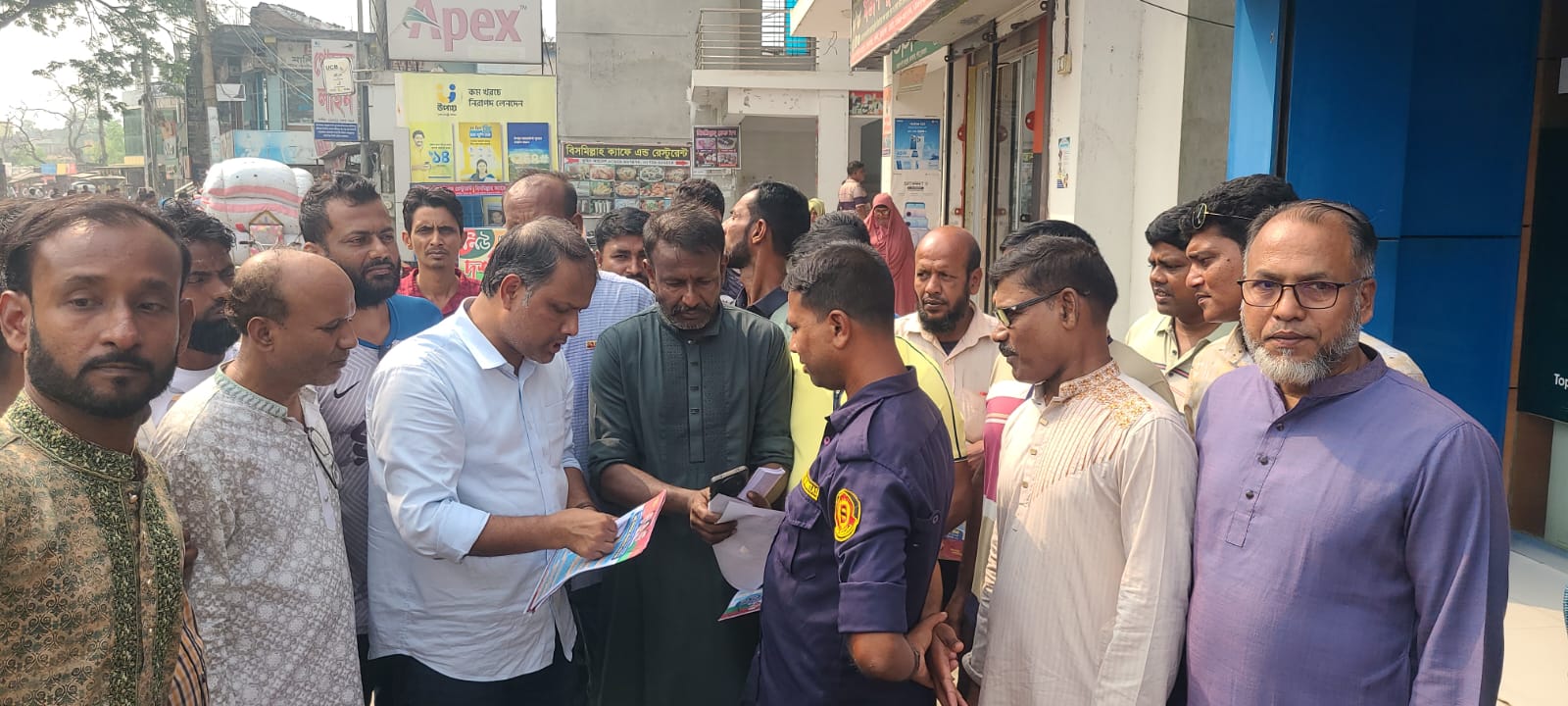 বিএনপির ৩১ দফা প্রস্তাব বাস্তবায়নে লিফলেট বিতরণ