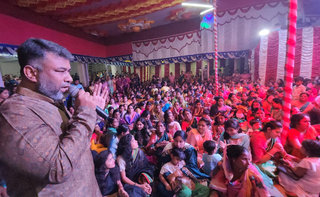 আলমডাঙ্গার গাংবাড়ী কালীপূজা মন্দির পরিদর্শনকালে বিএনপি নেতা শরীফ