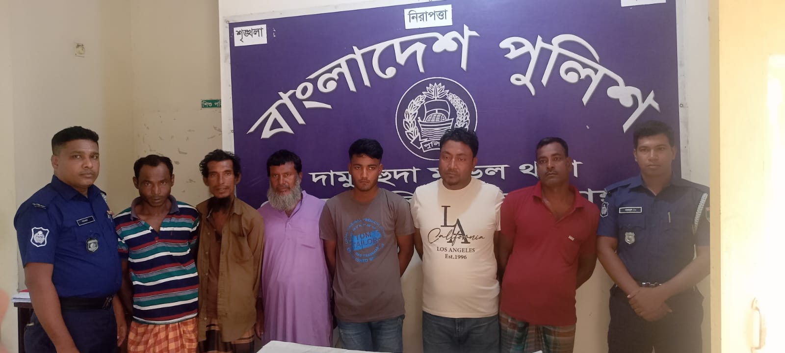 দামুড়হুদায় বিভিন্ন মামলার পরোয়ানাভুক্ত ৫ আসামি গ্রেপ্তার